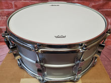 Load image into Gallery viewer, Ludwig Acrolite 6.5x14&quot; Smooth Brushed 10 Lug Aluminum Snare Drum LM405C | NEW Authorized Dealer
